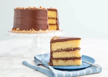 20190708 almond cake vicky wasik 13 750x563 1