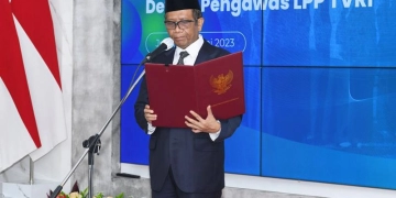 Pelaksana Tugas Menteri Komunikasi dan Informatika Mahfud MD mengukuhkan sembilan orang Komisioner Komisi Penyiaran Indonesia dan lima orang Dewan Pengawas Lembaga Penyiaran Publik Televisi Republik Indonesia
