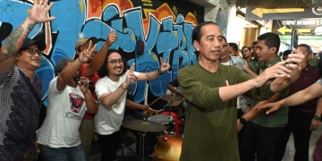 Presiden Joko Widodo menikmati momen libur Iduladha 1444 Hijriah dengan berkunjung ke Jalan Malioboro pada Kamis malam, 29 Juni 2023. Foto: BPMI Setpres/Kris