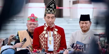 Presiden Joko Widodo menyampaikan keterangannya usai memimpin Upacara Penurunan Bendera Sang Merah Putih pada Hari Ulang Tahun ke-79 Kemerdekaan Republik Indonesia di Istana Negara, Ibu Kota Nusantara, pada Sabtu, 17 Agustus 2024. Foto: BPMI Setpres/Muchlis Jr