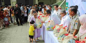 Serahkan Paket Sembako, Pj. Gubernur Heru Apresiasi Swasta Bantu Ringankan Beban Warga Eks Kebakaran Manggarai