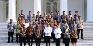 Presiden Joko Widodo dan Ibu Negara Iriana Joko Widodo meluangkan waktu untuk berpamitan secara khusus dengan para pegawai, unsur pengamanan, petugas kebersihan, hingga jurnalis, pada Kamis, 10 Oktober 2024, di halaman Istana Merdeka, Jakarta. Foto: BPMI Setpres