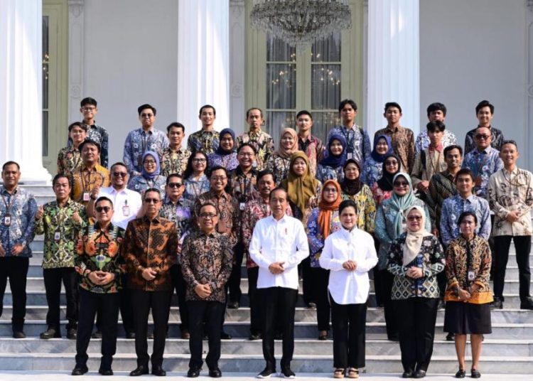 Presiden Joko Widodo dan Ibu Negara Iriana Joko Widodo meluangkan waktu untuk berpamitan secara khusus dengan para pegawai, unsur pengamanan, petugas kebersihan, hingga jurnalis, pada Kamis, 10 Oktober 2024, di halaman Istana Merdeka, Jakarta. Foto: BPMI Setpres