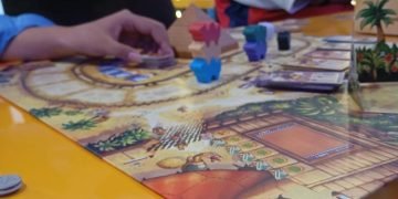 Pengunjung bermain board game didampingi oleh Game Master di Celestia Board Game