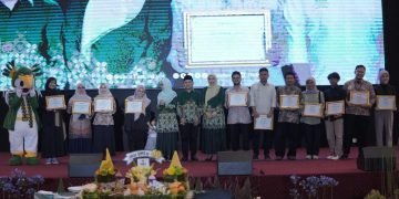 Pemberian Penghargaan Pada Puncak Kegiatan Hari Bermuhammadiyah & Milad UMJ - Foto By UMJ