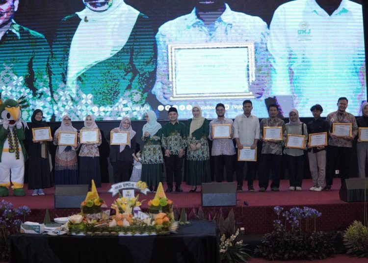 Pemberian Penghargaan Pada Puncak Kegiatan Hari Bermuhammadiyah & Milad UMJ - Foto By UMJ