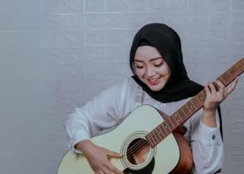 "Kamu Manis" oleh Nida Putri N: Lirik Romantis yang Mengungkapkan Jatuh Cinta dengan Sederhana 46 Kamu Manis