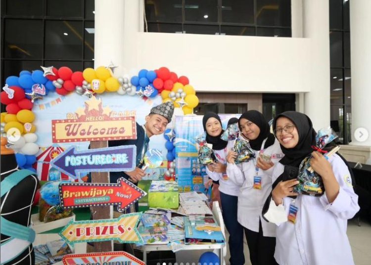 Kunjungan mahasiswa keperawatan UNAIR di Stand PIMNAS PKM-KI Ke-37