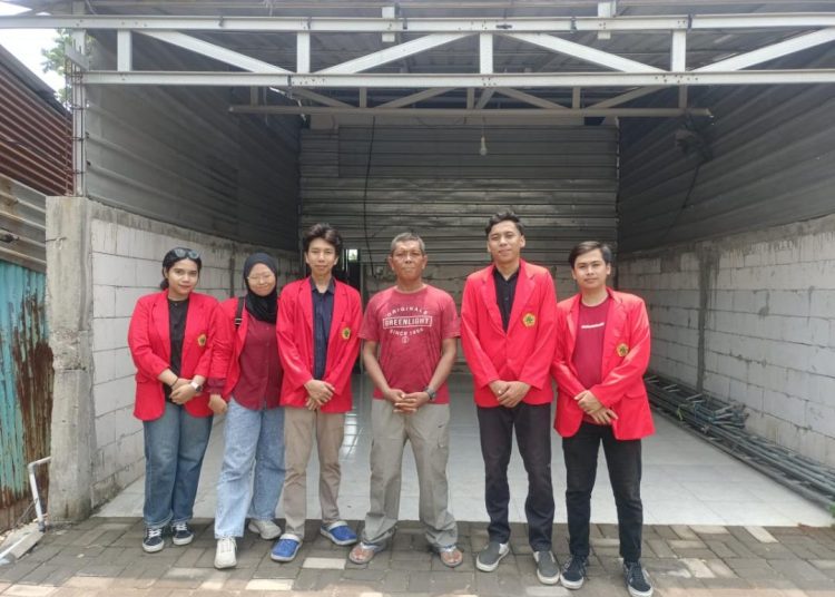 foto bersama bapak sukoco selaku pak Rt 05 Rw 08 Medokan semampir