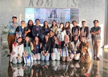 Dari Kampus ke Kancah Nasional Mahasiswa Fotografi ISI Solo Magang di PT. Kompas Media Nusantara 49 Mahasiswa Jurusan Fotografi Fakultas Seni Rupa dan Desain ISI Surakarta (belakang ketiga dari kanan), berfoto bersama peserta magang di PT.Kompas Media Nusantara (Kompas.id), Jakarta, Jumat (27/12/2024).