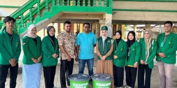 KKN-PPM 112 Unimal Menyerahkan Tempat Sampah Kepada Aparat Gampong