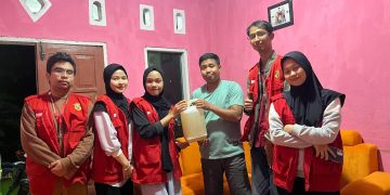 Penyerahan Bio-Herbisida oleh Mahasiswa KKN-T 113 Universitas Hasanuddin kepada Kepala Dusun Mapung (Source: dokumentasi pribadi)
