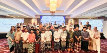 Foto jajaran management dan karyawan Platinum Adisutjipto Hotel Yogyakarta bersama anak - anak Panti Asuhan Al Latif
