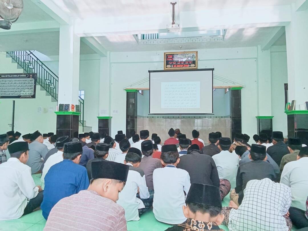 Pegawai Tata Usaha MTsN 6 Bantul Tunaikan Tugas sebagai Pemimpin Mujahadah dengan Penuh Tanggung Jawab 49 IMG 20250320 WA0027