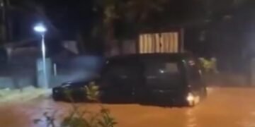 Salah satu mobil yang terseret arus banjir di Wukirsari Bantul