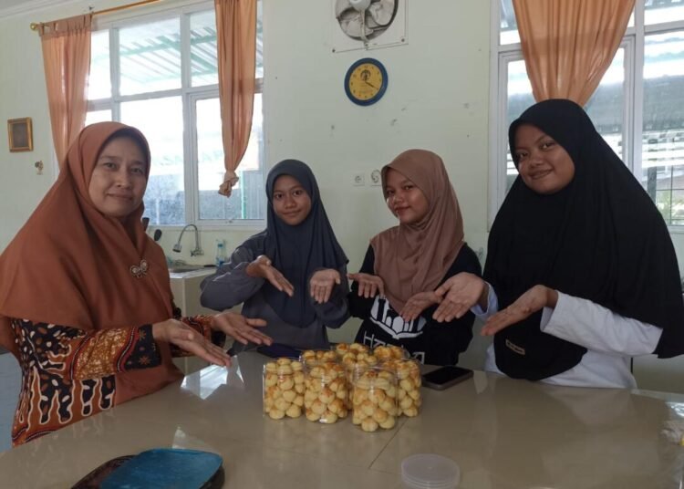 Nastar Sebagai Produk Primadona: Produktivitas Siswa APHP MAN 2 Bantul Selama Bulan Ramadhan 46 WhatsApp Image 2025 03 05 at 13.02.14