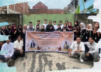 Dynamic Production Mahasiswa Ilmu Komunikasi UIN Raden Fatah Palembang berfoto bersama dalam kegiatan "Aku Kamu Bercerita" edisi Ramadhan di Panti Asuhan Siti Balqis