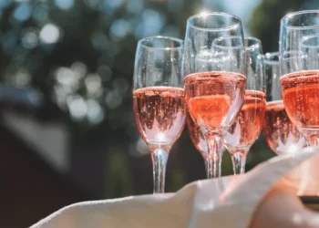Menikmati Rose Champagne dengan Steak: Kombinasi yang Tak Terduga