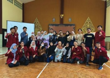 Foto bersama dengan Karangtaruna Abisatya Palebon