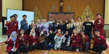 Foto bersama dengan Karangtaruna Abisatya Palebon