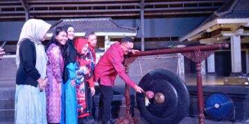 Peresmian Re Inkarnasi Cinta Roro Jonggrang yang dilakukan oleh Wakil Walikota Yogyakarta Wawan Harmawan dengan ditandai pemukulan gong ( Doc : Yusuf Nurrifai)