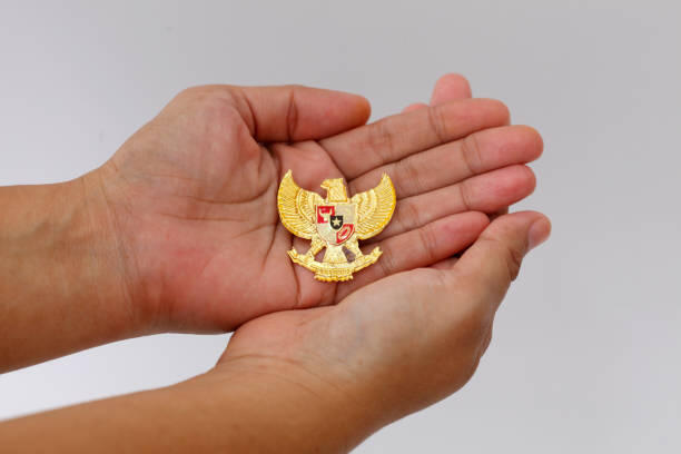 Hand with Garuda Pancasila, Indonesia's Nastional Symbol. Indonesia independence day 17th August. Isolated on white
(sumber: https://www.istockphoto.com/id/foto/bergandengan-tangan-dengan-garuda-pancasila-simbol-nastional-indonesia-hari-gm1410474503-460658288)