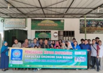 Minggu, 11 Mei 2025 FEB, Universitas Bina Sarana Informatika mengadakan Pengabdian Masyarakat di Panti Asuhan Muh Dalifah Tangerang, sebagai wujud Tridarma Perguruan tinggi kepada masyarakat. Pengabdian kali ini mengambil tema “Pelatihan Peningkatan Kapasitas Wirausaha bagi Anak Asuh”. Meningkatnya kebutuhan ekonomi dan tatanan kehidupan masyarakat semakin maju, mendorong terjadinya perubahan perilaku masyarakat dalam memenuhi kebutuhan barang dan jasa yang dikonsumsi. Diperlukan kratifitas dan daya juang optimal dalam memenuhi kebutuhan sandang dan pangan, terutama dikalangan panti asuhan. Sumber pendapatan hanya berharap dari uluran tangan donatur perlu didukung dengan jiwa wirausaha dengan berbagai peluang bisnis. Begitu pula para wirausaha hakikatnya dapat membaca berbagai peluang bisnis sumber cuan dikalangan panti.. Untuk itu para pebisnis diharapkan memunculkan berbagai produk barang dan jasa dengan memanfaatkan kekuatan sumberdaya dipanti asuhan guna meningkatkan kesejahteraan panti. Jumlah penduduk Indonesia mencapai 221 juta lebih menjadi segmen konsumen yang sangat potensial, untuk itu dibutuhkan kreatifitas dan semangat wirausaha yang tangguh. Kewirausahaan merupakan suatu sikap kemampuan, jiwa, dan mental yang selalu aktif guna mengkreasi hal baru yang sangat berguna dan bernilai bagi orang lain, diri, serta meningkatkan pendapatan. Selain itu, kewirausahaan juga kemampuan kreatif dan inovatif yang dijadikan dasar, kiat, dan sumber daya untuk mencari peluang menuju sukses. Berwirausaha sebaiknya dimulai dari dini dan juga dimulai dari bangku sekolah menengah. Sehingga kegiatan pengabdian masyarakat ini diharapkan menjadi salah satu usaha untuk menumbuhkan motivasi dan kreativitas wirausaha dilingkungan anak asuh pada Panti Asuhan Muh Dalifah, dan diharapkan peserta dapat memulai usaha sejak dibangku sekolah. Dengan demikian anak panti tidak hanya mahir ilmu agama tetapi ahli dalam bisnis, kelak menjadi wirausaha pada usaha UMKM dalam skala mikro maupun makro. Melalui pelatihan ini, para pimpinan, Pembina dan anak asuh Panti Asuhan Muh Dalifah dapat memanfaatkan waktu luang dan fasilitas dilingkungan panti untuk menciptakan sesuatu melalui kreatifitas dan sumber daya yang ada. Menghasilkan produk melalui daur ulang sampah, membuat kerajinan tangan dari bahan limbah pabrik, atau menghasilkan uang melalui jasa kuliner yang ditawarkan kemasyarakat sekitar. Untuk pemasaran bisa memanfaatkan fasilitas internet melalui media sosial. Bisa juga memasarkan produk-produk kerajinan tangan anak asuh menggunakan aplikasi e-commerce. Pengabdian masyarakat ini terdiri dari Peter Rajagukguk sebagai ketua dan Syukron sazly, Hardani, serta Seno Sudarmono Hadi sebagai Tutor. Juga melibatkan beberapa orang mahasiswa dalam memberikan pelatihan kepada peserta. Sebagai penutup Ibu Kuntati selaku pimpinan Panti Asuhan Muh Dalifah mengucapkan terimakasih atas kegiatan pengabdian ini, kiranya diwaktu yang akan datang dapat memberikan pelatihan dengan topik-topik yang berbeda dan bermanfaat untuk kemajuan anak asuh di panti muh dalifah, tuturnya.(Peter)