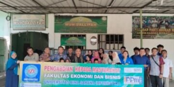 Minggu, 11 Mei 2025 FEB, Universitas Bina Sarana Informatika mengadakan Pengabdian Masyarakat di Panti Asuhan Muh Dalifah Tangerang, sebagai wujud Tridarma Perguruan tinggi kepada masyarakat. Pengabdian kali ini mengambil tema “Pelatihan Peningkatan Kapasitas Wirausaha bagi Anak Asuh”. Meningkatnya kebutuhan ekonomi dan tatanan kehidupan masyarakat semakin maju, mendorong terjadinya perubahan perilaku masyarakat dalam memenuhi kebutuhan barang dan jasa yang dikonsumsi. Diperlukan kratifitas dan daya juang optimal dalam memenuhi kebutuhan sandang dan pangan, terutama dikalangan panti asuhan. Sumber pendapatan hanya berharap dari uluran tangan donatur perlu didukung dengan jiwa wirausaha dengan berbagai peluang bisnis. Begitu pula para wirausaha hakikatnya dapat membaca berbagai peluang bisnis sumber cuan dikalangan panti.. Untuk itu para pebisnis diharapkan memunculkan berbagai produk barang dan jasa dengan memanfaatkan kekuatan sumberdaya dipanti asuhan guna meningkatkan kesejahteraan panti. Jumlah penduduk Indonesia mencapai 221 juta lebih menjadi segmen konsumen yang sangat potensial, untuk itu dibutuhkan kreatifitas dan semangat wirausaha yang tangguh. Kewirausahaan merupakan suatu sikap kemampuan, jiwa, dan mental yang selalu aktif guna mengkreasi hal baru yang sangat berguna dan bernilai bagi orang lain, diri, serta meningkatkan pendapatan. Selain itu, kewirausahaan juga kemampuan kreatif dan inovatif yang dijadikan dasar, kiat, dan sumber daya untuk mencari peluang menuju sukses. Berwirausaha sebaiknya dimulai dari dini dan juga dimulai dari bangku sekolah menengah. Sehingga kegiatan pengabdian masyarakat ini diharapkan menjadi salah satu usaha untuk menumbuhkan motivasi dan kreativitas wirausaha dilingkungan anak asuh pada Panti Asuhan Muh Dalifah, dan diharapkan peserta dapat memulai usaha sejak dibangku sekolah. Dengan demikian anak panti tidak hanya mahir ilmu agama tetapi ahli dalam bisnis, kelak menjadi wirausaha pada usaha UMKM dalam skala mikro maupun makro. Melalui pelatihan ini, para pimpinan, Pembina dan anak asuh Panti Asuhan Muh Dalifah dapat memanfaatkan waktu luang dan fasilitas dilingkungan panti untuk menciptakan sesuatu melalui kreatifitas dan sumber daya yang ada. Menghasilkan produk melalui daur ulang sampah, membuat kerajinan tangan dari bahan limbah pabrik, atau menghasilkan uang melalui jasa kuliner yang ditawarkan kemasyarakat sekitar. Untuk pemasaran bisa memanfaatkan fasilitas internet melalui media sosial. Bisa juga memasarkan produk-produk kerajinan tangan anak asuh menggunakan aplikasi e-commerce. Pengabdian masyarakat ini terdiri dari Peter Rajagukguk sebagai ketua dan Syukron sazly, Hardani, serta Seno Sudarmono Hadi sebagai Tutor. Juga melibatkan beberapa orang mahasiswa dalam memberikan pelatihan kepada peserta. Sebagai penutup Ibu Kuntati selaku pimpinan Panti Asuhan Muh Dalifah mengucapkan terimakasih atas kegiatan pengabdian ini, kiranya diwaktu yang akan datang dapat memberikan pelatihan dengan topik-topik yang berbeda dan bermanfaat untuk kemajuan anak asuh di panti muh dalifah, tuturnya.(Peter)