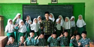 Pembelajaran matematika di Indonesia mulai diperkenalkan sejak usia dini, namun seringkali terasa terpisah dari realitas budaya dan kehidupan sehari-hari (Pathuddin, 2021). Meskipun matematika memiliki akar kuat dalam berbagai aspek budaya, pendekatan pembelajaran di sekolah cenderung formal dan teoritis. Sebagian masyarakat mungkin tidak pernah mengikuti pembelajaran matematika secara formal, namun konsep-konsep matematika secara tidak langsung telah terwujud dalam kehidupan sehari-hari mereka. Sayangnya, kompleksitas matematika dan pendekatan formal ini dapat menciptakan pandangan rumit dan persepsi negatif terhadap mata pelajaran tersebut. Pandangan rumit terhadap matematika tidak muncul tanpa alasan. Mempelajari matematika sejatinya berarti memahami konsep-konsep yang bersifat abstrak (Herawaty, et. all., 2019). Banyak siswa mengalami kesulitan dalam matematika karena merasa takut dan cemas menghadapi soal-soal yang dianggap sulit (Theresia, et. all., 2018). Mereka berfikir bahwa matematika itu rumit dan sulit untuk dimengerti. Konsep pembelajaran matematika di sekolah, yang seringkali diajarkan secara formal dan teoritis, mempengaruhi minat siswa dan dapat menyebabkan kebosanan, terutama jika materi sulit diaplikasikan dalam kehidupan sehari-hari (Umy, 2020). Untuk mengatasi tantangan ini, perlu dirancang metode pembelajaran matematika yang lebih kontekstual, menyenangkan, dan terhubung dengan budaya setempat. Hubungan antara matematika dan budaya disebut dengan etnomatematika. Menurut Rachmawati (2012), etnomatematika dapat didefinisikan sebagai matematika yang berkembang dalam suatu budaya, mencerminkan perilaku khusus yang diterapkan oleh kelompok masyarakat tertentu dalam aktivitas matematika. Integrasi etnomatematika melalui permainan tradisional menjadi alternatif menarik untuk meningkatkan minat siswa terhadap matematika. Karena permainan tradisional tidak hanya mengandung unsur kesenangan dan budaya, tetapi juga melatih keterampilan berpikir dan berhitung (Nurul, 2021). Salah satu pilihan permainan tradisional yang menarik adalah permainan tradisional gedrik. Permainan gedrik sangat popular di tahun 80 hingga 90-an. Meskipun demikian, permainan tradisional seperti gedrik semakin terlupakan dan penting untuk mendukung pemulihannya sebagai alat pembelajaran yang berharga. Berdasarkan latar belakang tersebut, maka penting untuk diadakan penelitian tentang kaitan matematika dengan permainan tradisional gedrik. Oleh karena itu, penulis tertarik untuk mengeksplorasi etnomatematika yang terdapat pada permainan tradisional gedrik.
