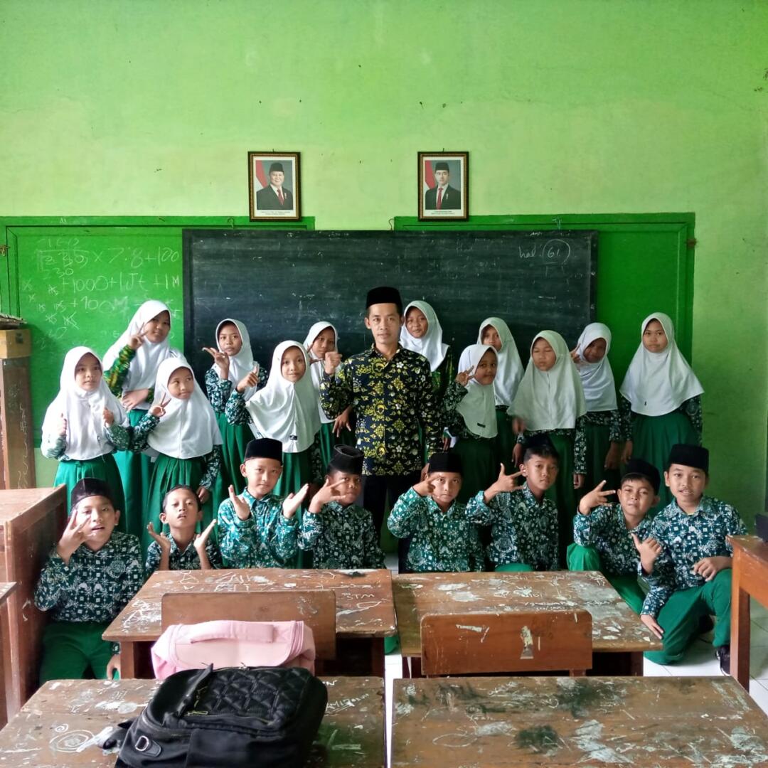 Pembelajaran matematika di Indonesia mulai diperkenalkan sejak usia dini, namun seringkali terasa terpisah dari realitas budaya dan kehidupan sehari-hari (Pathuddin, 2021). Meskipun matematika memiliki akar kuat dalam berbagai aspek budaya, pendekatan pembelajaran di sekolah cenderung formal dan teoritis. Sebagian masyarakat mungkin tidak pernah mengikuti pembelajaran matematika secara formal, namun konsep-konsep matematika secara tidak langsung telah terwujud dalam kehidupan sehari-hari mereka. Sayangnya, kompleksitas matematika dan pendekatan formal ini dapat menciptakan pandangan rumit dan persepsi negatif terhadap mata pelajaran tersebut. Pandangan rumit terhadap matematika tidak muncul tanpa alasan. Mempelajari matematika sejatinya berarti memahami konsep-konsep yang bersifat abstrak (Herawaty, et. all., 2019). Banyak siswa mengalami kesulitan dalam matematika karena merasa takut dan cemas menghadapi soal-soal yang dianggap sulit (Theresia, et. all., 2018). Mereka berfikir bahwa matematika itu rumit dan sulit untuk dimengerti. Konsep pembelajaran matematika di sekolah, yang seringkali diajarkan secara formal dan teoritis, mempengaruhi minat siswa dan dapat menyebabkan kebosanan, terutama jika materi sulit diaplikasikan dalam kehidupan sehari-hari (Umy, 2020). Untuk mengatasi tantangan ini, perlu dirancang metode pembelajaran matematika yang lebih kontekstual, menyenangkan, dan terhubung dengan budaya setempat. Hubungan antara matematika dan budaya disebut dengan etnomatematika. Menurut Rachmawati (2012), etnomatematika dapat didefinisikan sebagai matematika yang berkembang dalam suatu budaya, mencerminkan perilaku khusus yang diterapkan oleh kelompok masyarakat tertentu dalam aktivitas matematika. Integrasi etnomatematika melalui permainan tradisional menjadi alternatif menarik untuk meningkatkan minat siswa terhadap matematika. Karena permainan tradisional tidak hanya mengandung unsur kesenangan dan budaya, tetapi juga melatih keterampilan berpikir dan berhitung (Nurul, 2021). Salah satu pilihan permainan tradisional yang menarik adalah permainan tradisional gedrik. Permainan gedrik sangat popular di tahun 80 hingga 90-an. Meskipun demikian, permainan tradisional seperti gedrik semakin terlupakan dan penting untuk mendukung pemulihannya sebagai alat pembelajaran yang berharga. Berdasarkan latar belakang tersebut, maka penting untuk diadakan penelitian tentang kaitan matematika dengan permainan tradisional gedrik. Oleh karena itu, penulis tertarik untuk mengeksplorasi etnomatematika yang terdapat pada permainan tradisional gedrik.