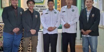 Foto Kepala KUA dan Staf KUA Menganti Gresik dengan Mahasiswa UINSA Surabaya