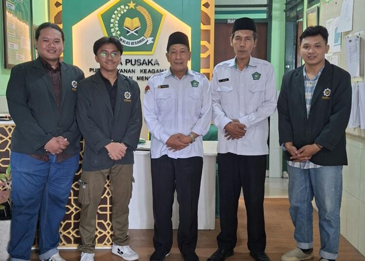 Foto Kepala KUA dan Staf KUA Menganti Gresik dengan Mahasiswa UINSA Surabaya