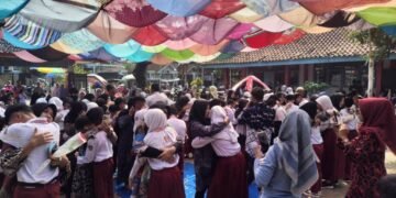 Momen haru antara orang Tua/Wali Murid Kelas VI dalam prosesi sungkeman