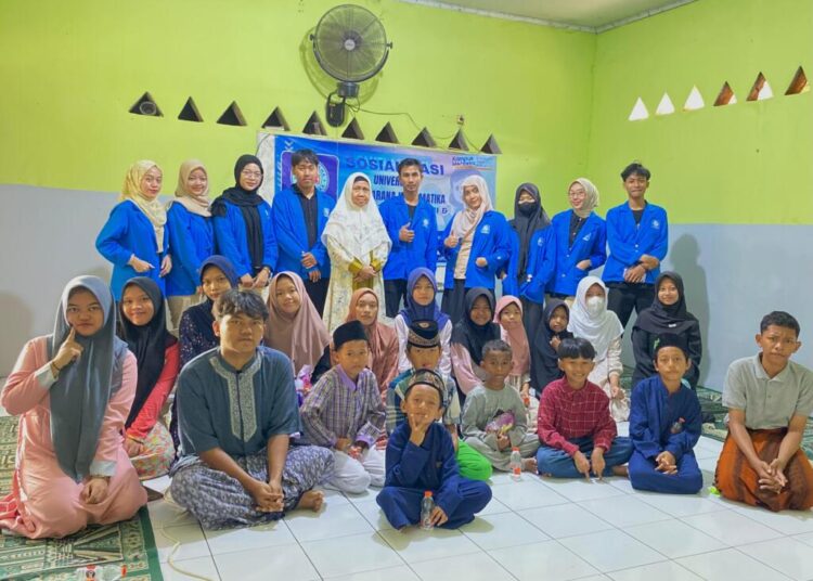 Foto bersama Ketua Yayasan dan Adik-adik Panti