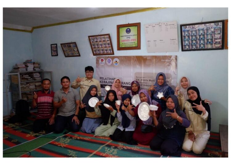 Foto : Pelatihan Pencetakan Kerajina  dari kulit kerang oleh CV. Sabila Multi Kreasindo