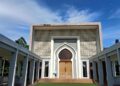 Megah di bawah langit biru. Masjid Al Madinah, sebuah harmoni modernitas dan spiritualitas. Dokumentasi Pribadi