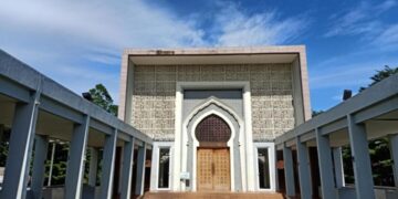 Megah di bawah langit biru. Masjid Al Madinah, sebuah harmoni modernitas dan spiritualitas. Dokumentasi Pribadi