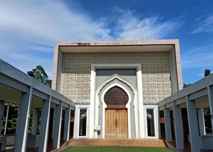 Megah di bawah langit biru. Masjid Al Madinah, sebuah harmoni modernitas dan spiritualitas. Dokumentasi Pribadi