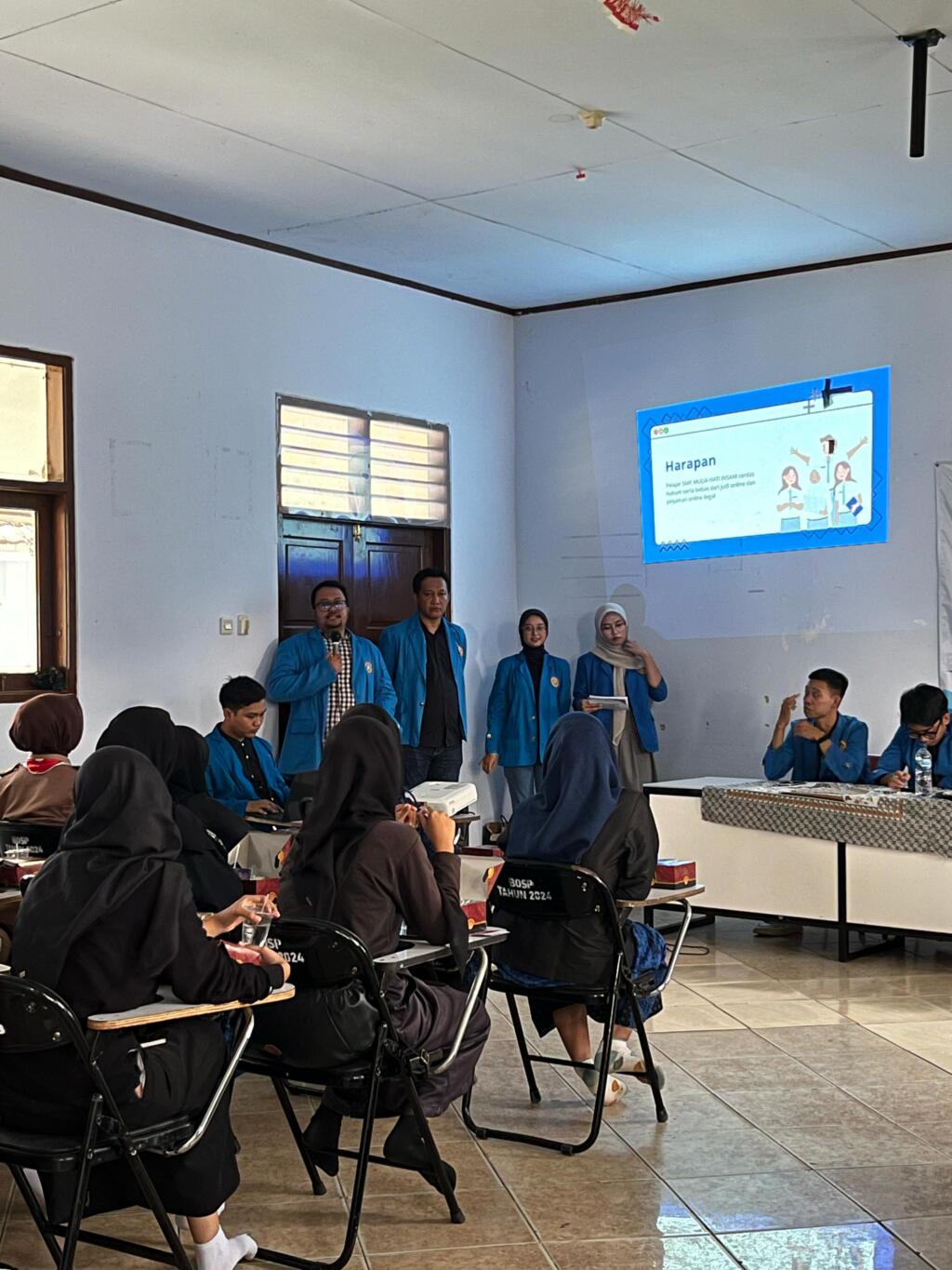 Tingkatkan Literasi Hukum, Mahasiswa Unpam Sosialisasikan Bahaya Judi dan Pinjaman Online ke Pelajar 2 IMG 20250506 WA0193
