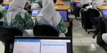 ( Suasana pembelajaran diruang LAB Akuntansi SMKN 13 Jakarta Sumber : https://www.instagram.com/act.xone?igsh=djVma2FqdWd4ZzJk )