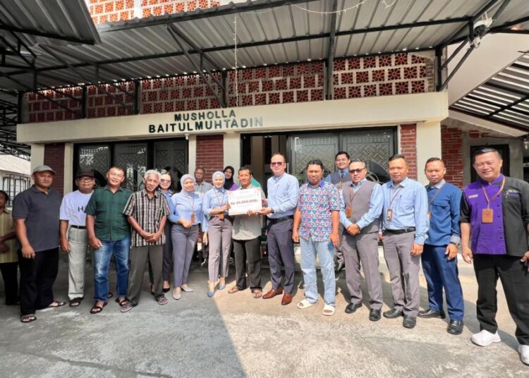 Jajaran Management dan Staff Hotel Platinum Adisucipto di Masjid Baitul Hidayah Yogyakarta