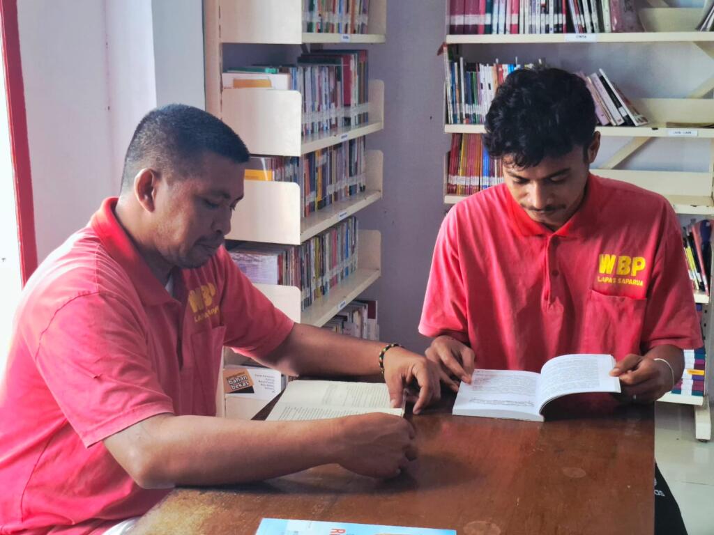 Harapan di Pojok Baca Lapas Saparua, Warga Binaan Nikmati Akses Buku Edukatif 2 IMG 20250619 WA0034
