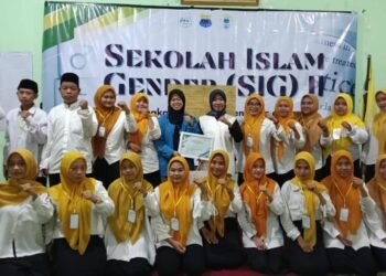 Dokumentasi Salah satu Materi dalam Sekolah Islam Gender - II KOPRI PK PMII Akar Bumi Gresik (In frame: Ike Shoimah, Ketua Kopri PC PMII Lamongan dan Tika, Ketua SC SIG-II)