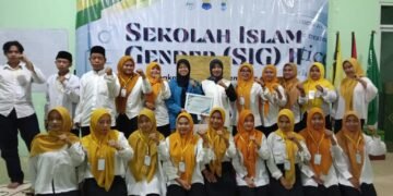 Dokumentasi Salah satu Materi dalam Sekolah Islam Gender - II KOPRI PK PMII Akar Bumi Gresik (In frame: Ike Shoimah, Ketua Kopri PC PMII Lamongan dan Tika, Ketua SC SIG-II)