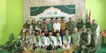 Potret Ustadz - Ustadzah MDTA Al-Muhajirin Sidodadi bersama Wisudawan Wisudawati
