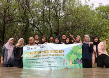 Bakti untuk Alam: SKINers FKp Unair Tanam Bakau dan Bersihkan Kawasan Mangrove Gunung Anyar 70 SKINers