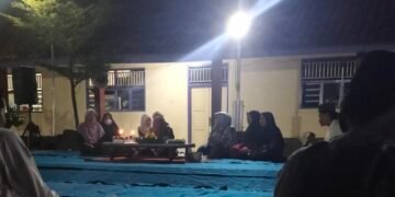 Momen Pengasuh Pondok Pesantren Cadangpinggan memotong Tumpeng sebagai Ungkapan Rasa Syukur