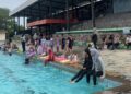 Suasana Kolam Renang Antasari Banjarbaru yang tetap ramai dikunjungi warga meski akses jalan terganggu