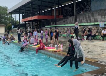 Suasana Kolam Renang Antasari Banjarbaru yang tetap ramai dikunjungi warga meski akses jalan terganggu