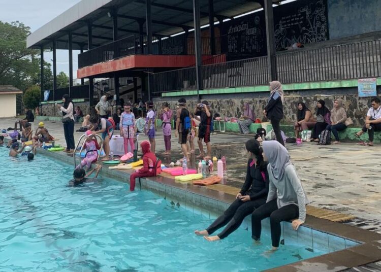 Suasana Kolam Renang Antasari Banjarbaru yang tetap ramai dikunjungi warga meski akses jalan terganggu